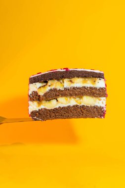 Doğum günü hediyesi olarak küçük bento keki ya da 14 Sevgililer Günü hediyesi. Bir ya da iki kişi için Kore usulü kekler. Tatlı bir tatlı hediyesi. Farklı küçük pasta. Asya gıda eğilimi.