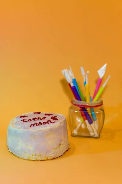 小本托蛋糕作为生日或14日情人节礼物 韩国风格的蛋糕一个或两个人 一个可爱的甜点礼物 不同的小蛋糕 亚洲食品趋势 — 图库照片