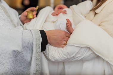 Kilisede vaftiz töreni. Bir çocuğun vaftiz edilmesi, vaftiz töreni, kilise, tapınak, ortodoksluk..