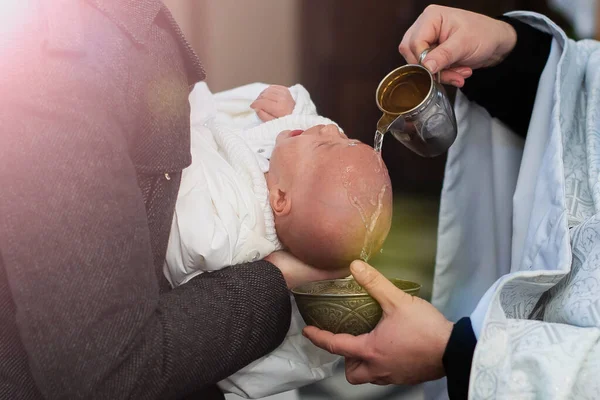 유아의 머리에 붓는다 교회에서의 — 스톡 사진