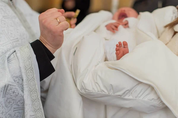 教会での洗礼式 子供の洗礼 洗礼の秘跡 — ストック写真