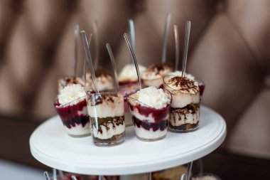 Tatlı büfesi. Bir sürü tatlı çeşidi. Yemek servisi masası. Fındık, jöle ve böğürtlenle süslenmiş tatlılar. Tatil hazırlığı ve çikolata süsleme.