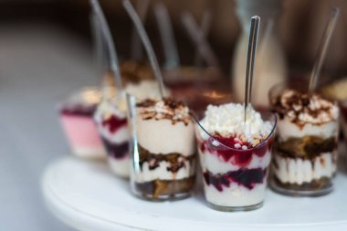 Tatlı büfesi. Bir sürü tatlı çeşidi. Yemek servisi masası. Fındık, jöle ve böğürtlenle süslenmiş tatlılar. Tatil hazırlığı ve çikolata süsleme.