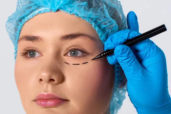 Hübsches Mädchen Mit Dunklen Augenbrauen Blauer Medizinermütze Vor Studiohintergrund Arzthände — Stockfoto