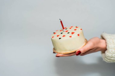 Bento Pastası 'nı tutan kadın. Eko kutusunda mor kurdeleli bir kişi için küçük bir pasta..