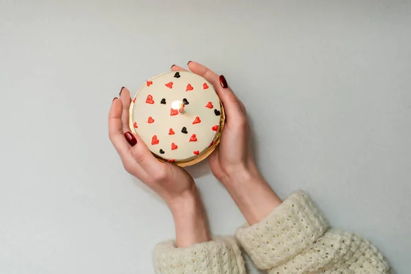 Frau Mit Bento Kuchen Portioniertes Trendiges Dessert Für Eine Person — Stockfoto