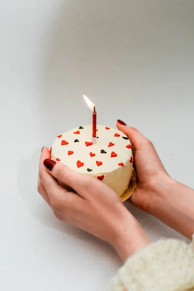 Mujer Sosteniendo Bento Cake Postre Trandy Porcionado Para Una Persona — Foto de Stock