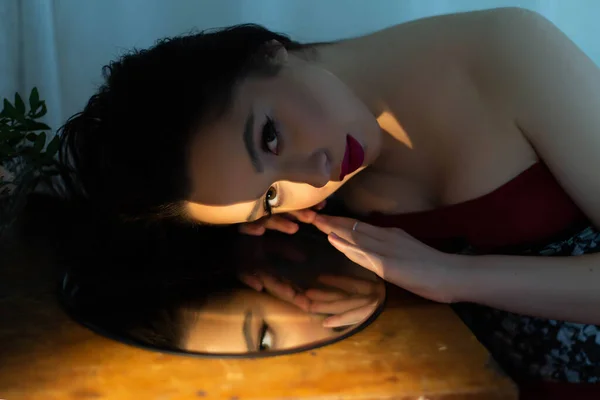 Kız Moda Portresi Aynaya Bakar Kırmızı Dudaklı Çekici Genç Bir — Stok fotoğraf
