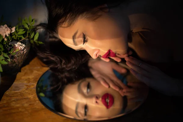 Kız Moda Portresi Aynaya Bakar Kırmızı Dudaklı Çekici Genç Bir — Stok fotoğraf