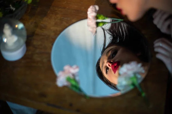 女の子のファッションの肖像画は鏡で見える 赤い唇で魅力的な若いブルネット 女性の自己愛 尊敬と自信 自分を信じなさい 整形手術美化粧 — ストック写真