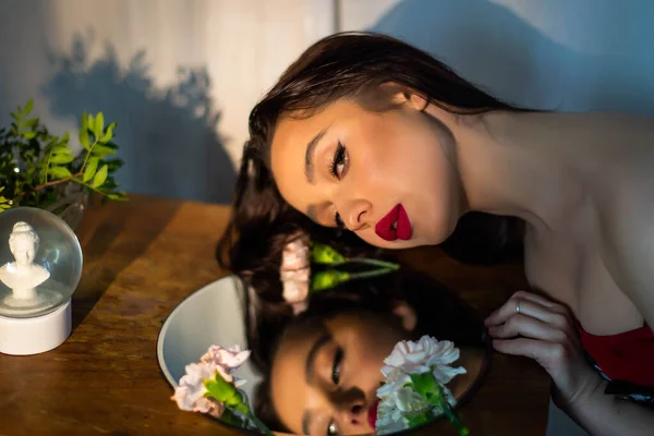 Portrait Mode Fille Regarde Dans Miroir Jolie Jeune Brune Aux — Photo