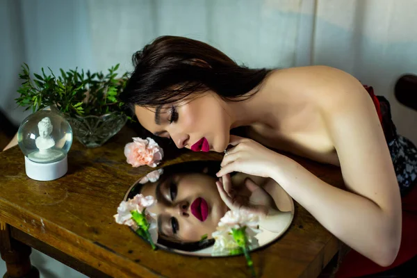 Chica Retrato Moda Espejo Atractiva Joven Morena Con Labios Rojos —  Fotos de Stock