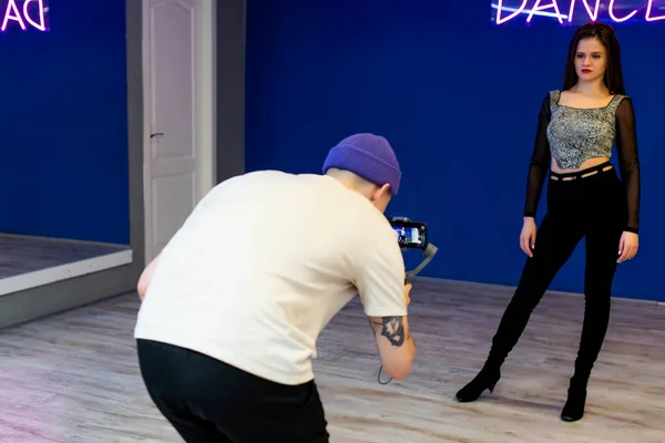 Blogger Gimnasio Filma Video Con Una Joven Bailarina Entrenadora Teléfono — Foto de Stock