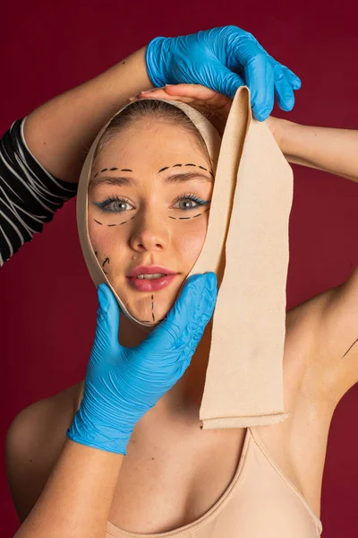 Mujer Lujosa Momento Cirugía Plástica Inyección Exagerada Los Labios Una —  Fotos de Stock