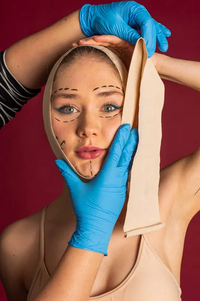 Luxus Plasztikai Sebész Pillanat Eltúlzott Injekció Egy Gyönyörű Szőke Ajkába — Stock Fotó
