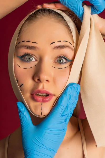 Luxuriöse Frau Und Plastische Chirurgie Moment Übertriebene Injektion Die Lippen — Stockfoto