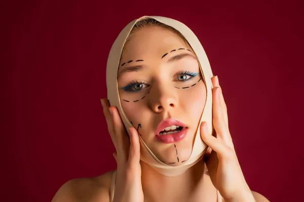 Plastikkirurgi Vacker Ung Blond Kvinna Röra Hennes Ansikte Med Skiss — Stockfoto