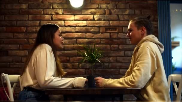 Мила Підліток Хлопчик Дівчинка Сидячи Чаті Кафе Насолоджуються Романтичним Побаченням — стокове відео