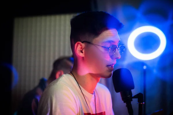 Portrait Handsome Young Man Sunglasses Hosting Show Live Studio Close — Foto Stock