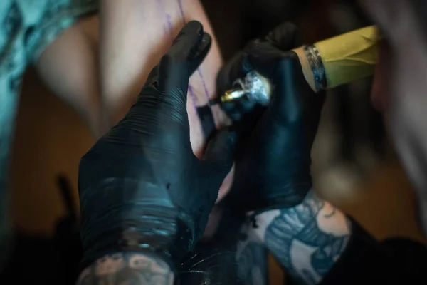 Colpo Ritagliato Processo Tatuaggio Portata Mano Nel Salone Tatuatore Professionista — Foto Stock