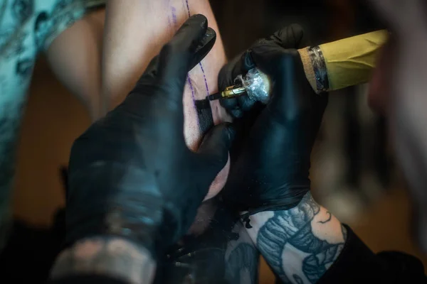 Przycięty Strzał Procesu Tatuażu Rękę Salonie Profesjonalny Tatuażysta Wprowadza Atrament — Zdjęcie stockowe