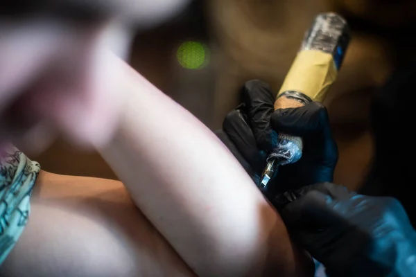 Levágott Felvétel Tetoválás Folyamat Kéznél Szalonban Egy Profi Tetováló Művész — Stock Fotó