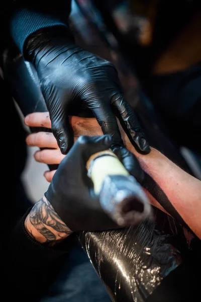 Levágott Felvétel Tetoválás Folyamat Kéznél Szalonban Egy Profi Tetováló Művész — Stock Fotó