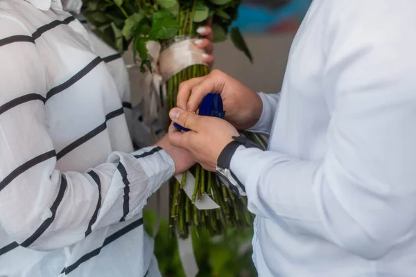 Obrázek Muže Jak Dává Zásnubní Prsten Ženskou Ruku Restaurace Pozadí — Stock fotografie