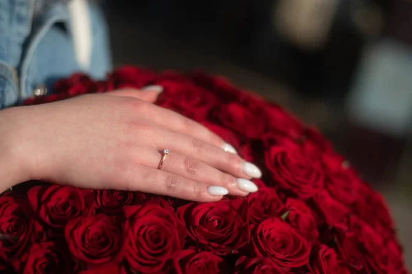 Elegant Wedding Bouquet White Pink Rose Flowers Gold Wedding Rings — Stock fotografie