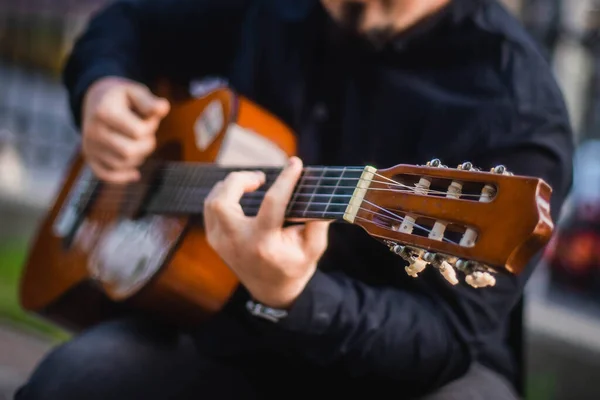 Sokak Müzisyeni Bir Adam Şehir Caddesinde Gitar Çalıyor — Stok fotoğraf