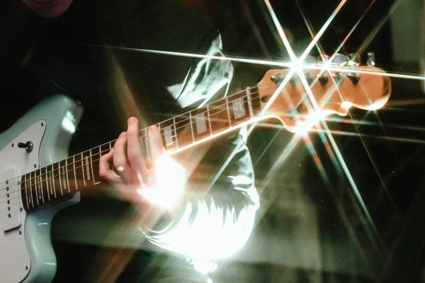 Joven Tocando Guitarra Eléctrica Sobre Fondo Oscuro Con Efecto Luz —  Fotos de Stock