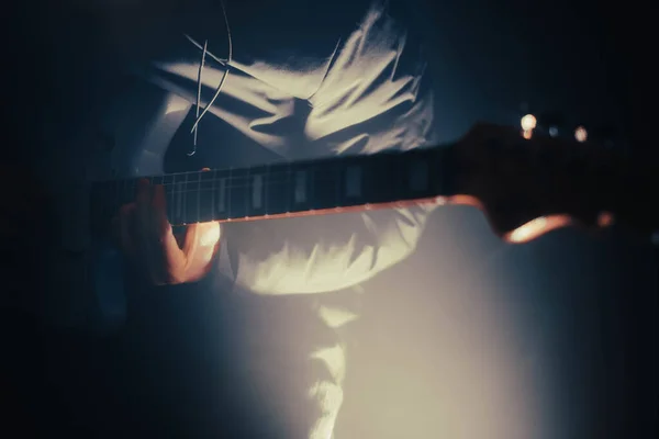 Ung Mann Som Spiller Elektrisk Gitar Mørk Bakgrunn Med Lyseffekt – stockfoto