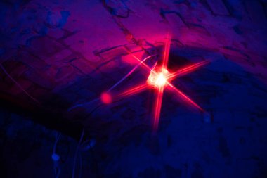 Fabrikada acil durum ışığı, uyarı ışığı, beton duvarda kırmızı siren. Dönen siren.