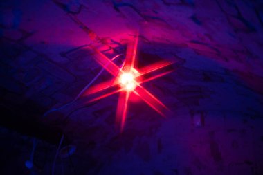 Fabrikada acil durum ışığı, uyarı ışığı, beton duvarda kırmızı siren. Dönen siren.