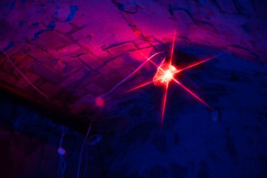 Fabrikada acil durum ışığı, uyarı ışığı, beton duvarda kırmızı siren. Dönen siren.