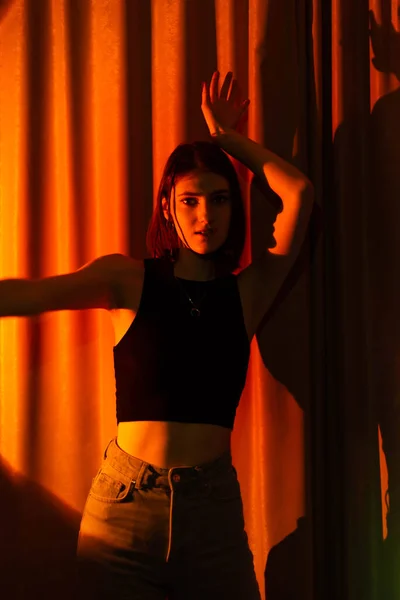 Jonge Sexy Vrouw Met Jeans Zwart Shirt Poserend Kleurrijk Neon — Stockfoto
