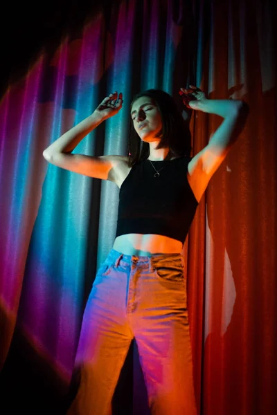 Mulher Jovem Sexy Com Jeans Vestindo Shirt Preta Posando Luz — Fotografia de Stock
