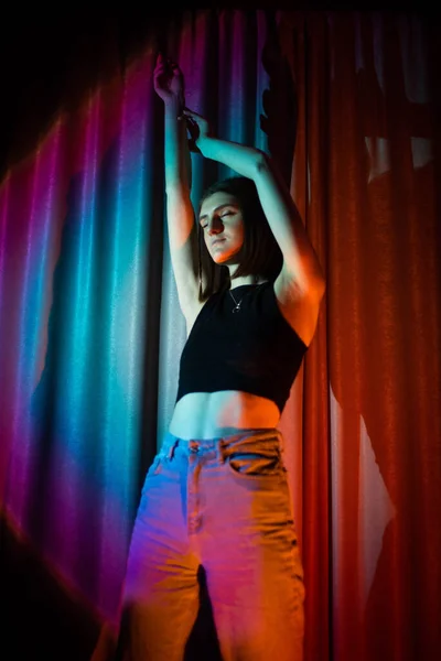Jonge Sexy Vrouw Met Jeans Zwart Shirt Poserend Kleurrijk Neon — Stockfoto