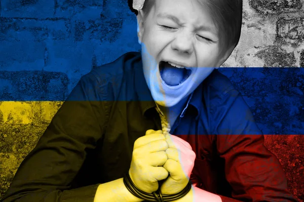ウクライナのロシアとウクライナの2つの旗の間のギャップについての子供が泣いています 悲しみの憧れの希望 涙のマクロ 戦争から子供たちの涙 民間人の避難 ウクライナへの自由 — ストック写真