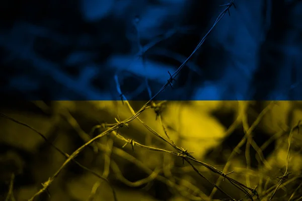 ウクライナの背景で戦争を停止 抽象愛国的な黄色の青塗装は ウクライナのフラグの色で 有刺鉄線フェンスでコンクリート壁のテクスチャをクラック — ストック写真