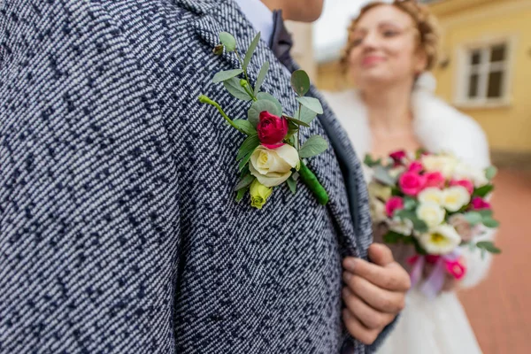 Stílusos Pár Vőlegény Fehér Tornacipőben Menyasszony Tart Egy Fényes Csokor — Stock Fotó
