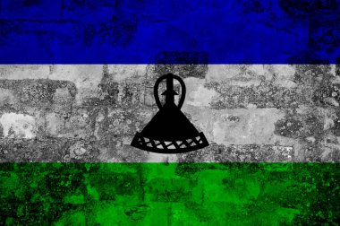 Arka plandaki eski grunge duvarında Lesotho bayrağı