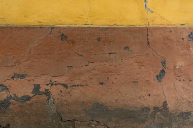 Boş Eski Tuğla Duvar dokusu. Boyanmış Duvar Yüzeyi. Grungy Wide Brickwall 'da. Grunge Red Stonewall arka planı. Zarar görmüş alçılı eski püskü bina cephesi. Soyut Web Afişi. Boşluğu Kopyala.