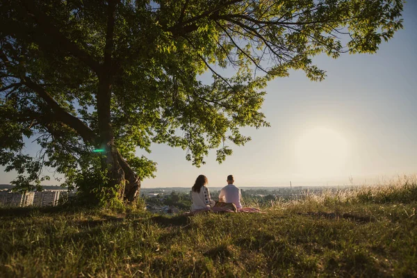 Viajero Joven Pareja Mirando Amanecer Sobre Montaña Casado Abrazándose Bajo — Foto de Stock