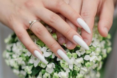 Eller yukarı. Gelin ve damat hayatlarında ya birlikte dururlar ya da birlikte giderler. Düğün öncesi heyecan. aile desteği.