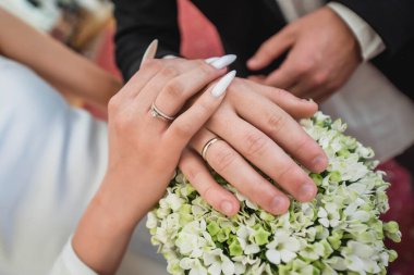 Eller yukarı. Gelin ve damat hayatlarında ya birlikte dururlar ya da birlikte giderler. Düğün öncesi heyecan. aile desteği.