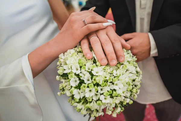 Kezeket Fel Menyasszony Vőlegény Együtt Állnak Vagy Mennek Életben Izgalom — Stock Fotó