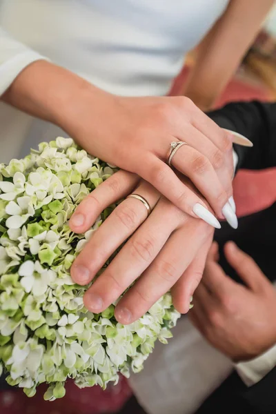 Руки Жених Невеста Стоят Идут Вместе Жизни Волнение Перед Свадьбой — стоковое фото