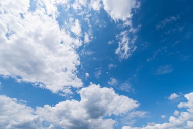 Yaz mavisi gökyüzü bulutu gradyan açık beyaz zemin. Güneşin altında açık bulutlu bir güzellik sakin bir kış havası. Çevresel gündüz ufuk çizgisinde kasvetli, canlı Cyan manzarası ufuk çizgisi bahar rüzgarı