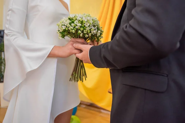 Verloofde Een Zwart Pak Houdt Handen Van Bruid Een Witte — Stockfoto
